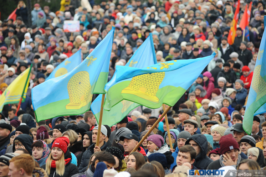 Письмо Владимира Путина, гимн в исполнении губернатора, огромный омлет и тысячи людей: в Тамбове проходит празднование Дня народного единства