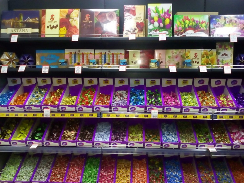 Потянуло на сладенькое: на полторы тысячи украли конфет подростки в магазине на Сенько