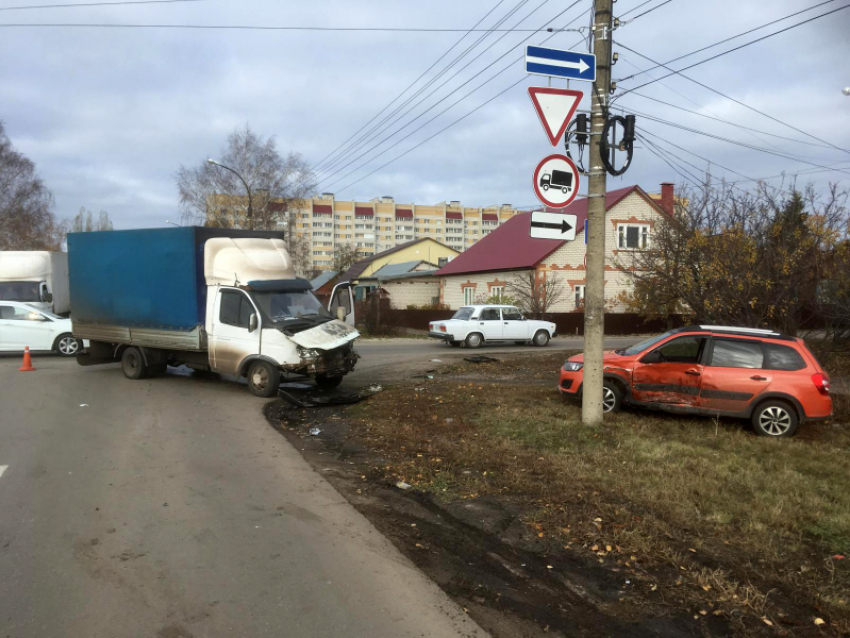На севере Тамбова в ДТП с участием «ГАЗели» пострадали двое
