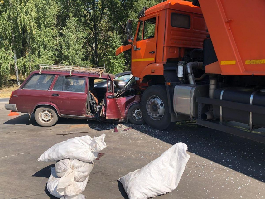 В столкновении «ВАЗа» и «КамАЗа» пострадали двое