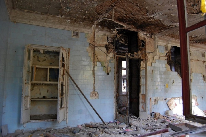 Суд обязал снести старую больницу в Пичаево