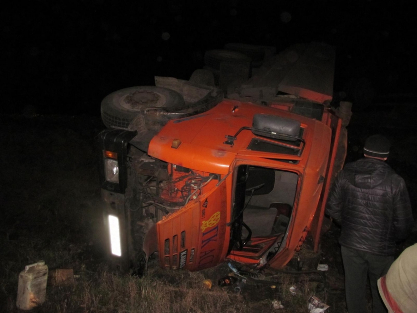 КамАЗ с прицепом оказался в кювете в Кирсановском районе