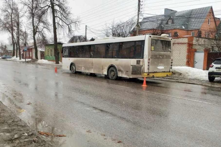В Тамбове пассажирка получила травмы при падении в автобусе 