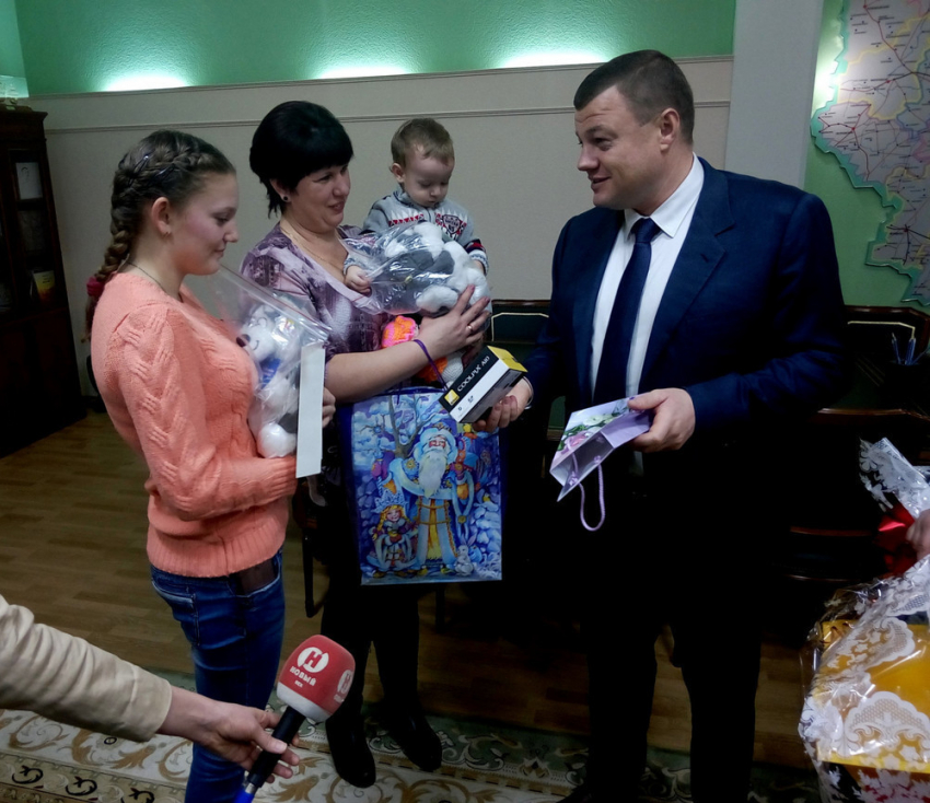 Александр Никитин вручил подарки многодетной семье и рассказал, как его ждет с работы дочка 