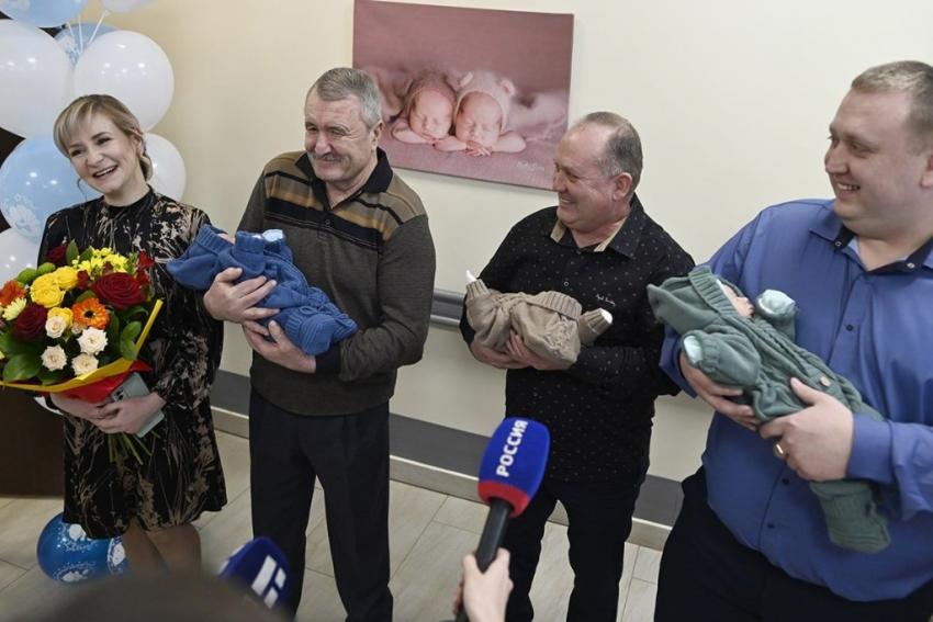 В Тамбове семье новорождённых тройняшек вручили сертификат на 6,5 миллиона рублей