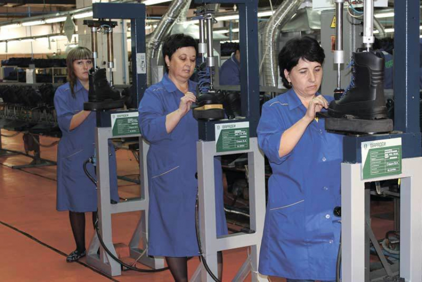 Рассказовской  фабрике требуются двести швей и сапожников для выполнения заказа Росгвардии