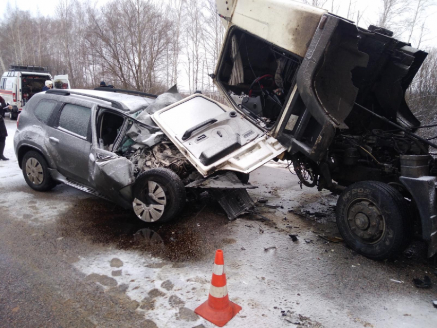 В искореженной грузовиком иномарке под Тамбовом погиб водитель 