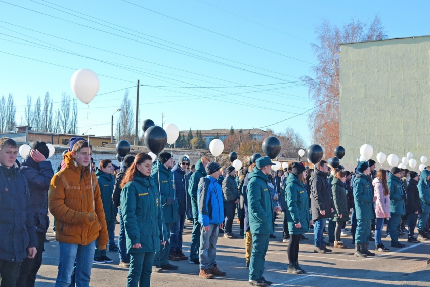 В памяти жертв ДТП в Тамбове в небо выпустили 123 белых шара 