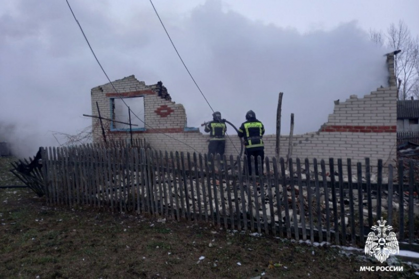 В Уваровском округе полностью сгорел жилой дом, погибли два человека 