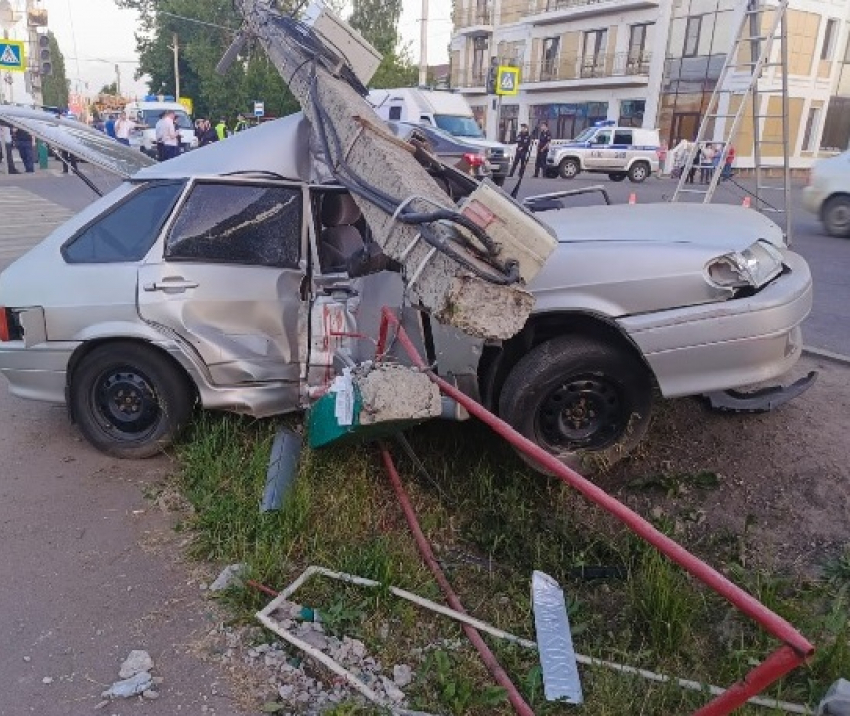 В Мичуринске молодёжь на «Ладе» разбилась о столб световой опоры