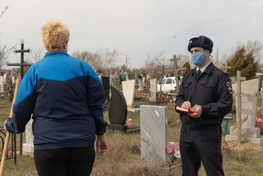На Пасху полицейские будут охранять кладбища от посетителей