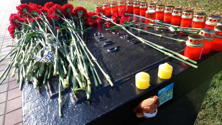 19 свечей в память о 19 погибших возложили к керченскому мемориалу в Тамбове