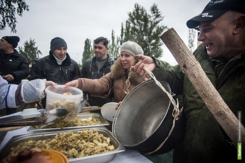 В рунете разгорелись споры: действительно ли на Покровскую ярмарку люди приходили с ведрами за бесплатной едой