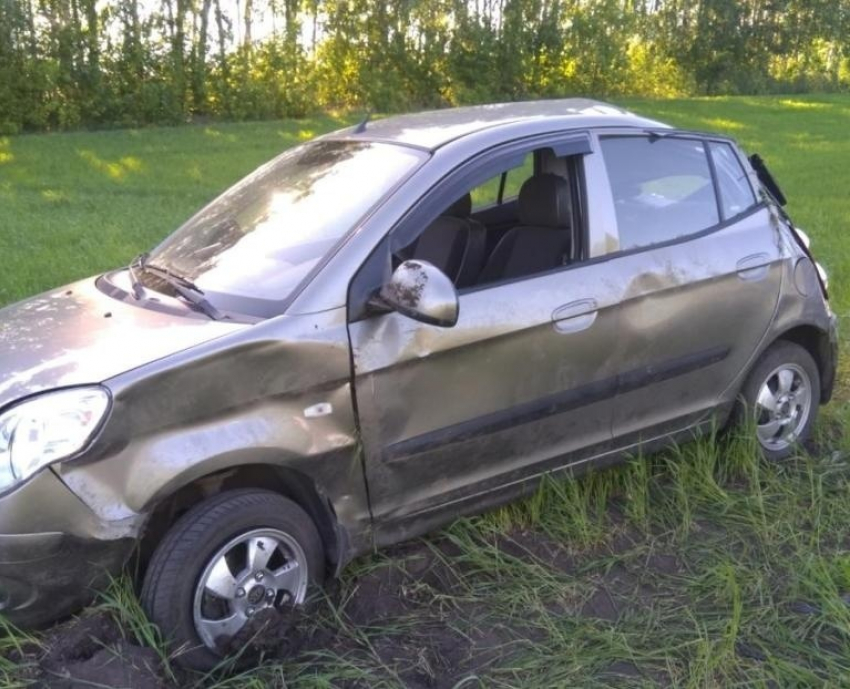 Двухлетняя девочка и трое взрослых в больнице после неудачного обгона 