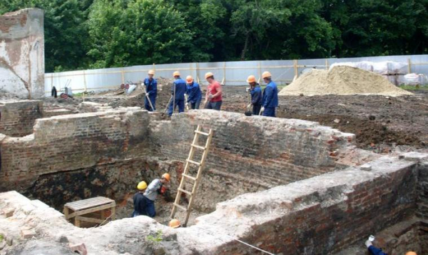 Завершена первая очередь реставрационных работ  главного   дома в усадьбе Чичериных «Караул» 