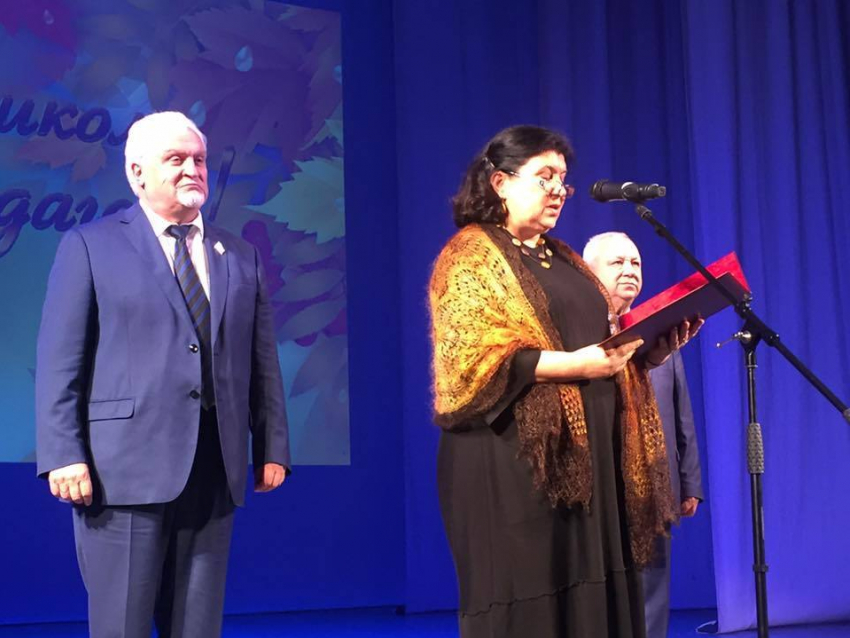 «Мы по праву гордимся вами!» Первые лица области поздравили учителей с праздником