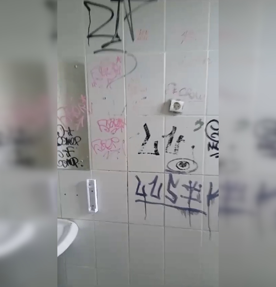Вандалы разрисовали общественный туалет в Олимпийском парке в Тамбове
