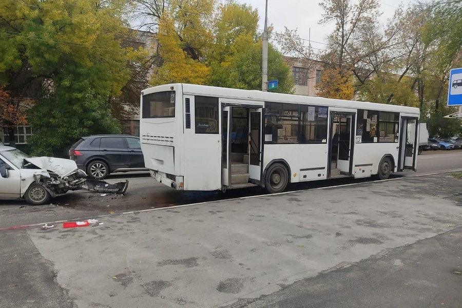 В Тамбове «Приора» протаранила стоящий на остановке автобус