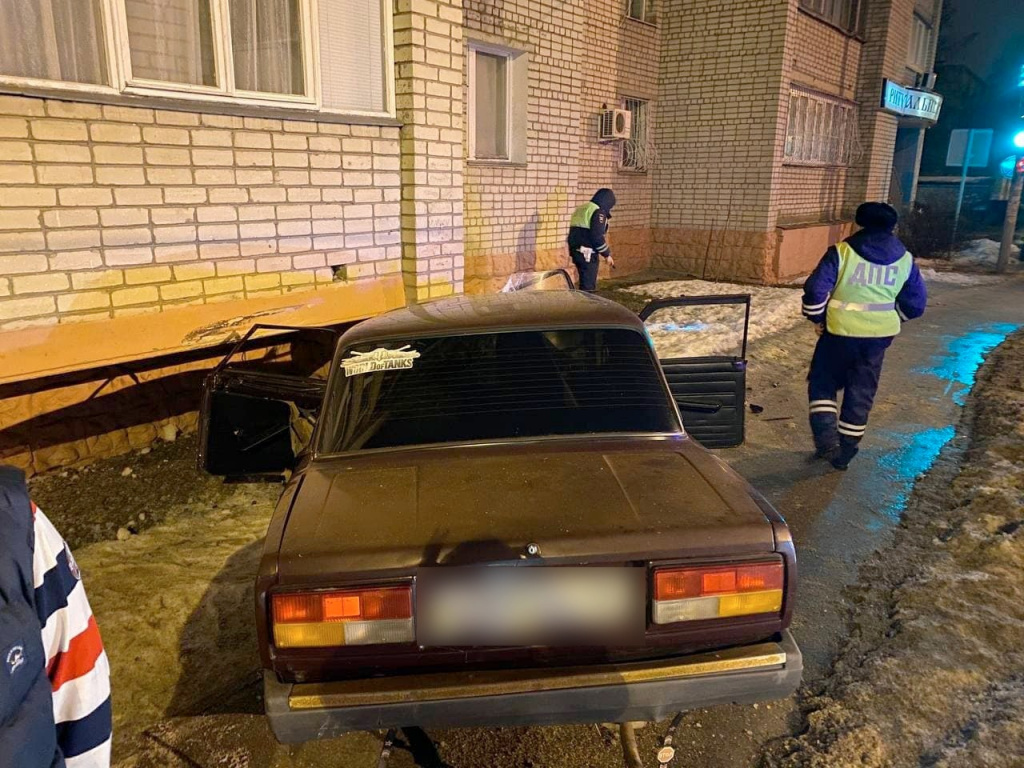 В центре Тамбова «семёрка» въехала в пятиэтажный дом